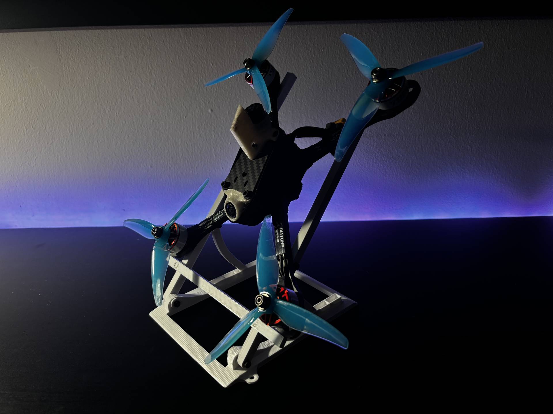 FPV (race) drone launcher/launchpad